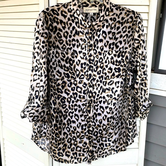 Jones New York Tops - Jones New York Sport button down pocketed shirt. Size: LARGE GREAT WITH JEANS!